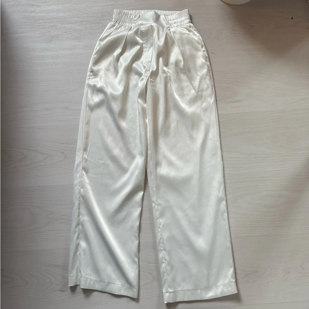 Elegant White Satin Suit Set. Wide leg pantsuit. Size s - Picture 3 of 9
